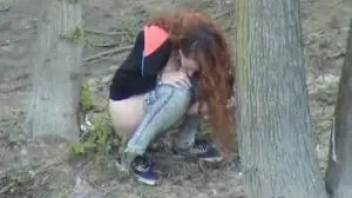 Many peeing girls outdoor 2
